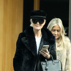 Exclusif - Laeticia Hallyday et son compagnon Jalil Lespert vont faire le marché au Farmer Market à Los Angeles avec une amie le 29 janvier 2023. Auparavant, Jalil est allé faire une séance de sport et prend un appel sur le chemin du retour. Il fume avec une vaporette rose bonbon. POUR INFOS VOIR VENDEUR