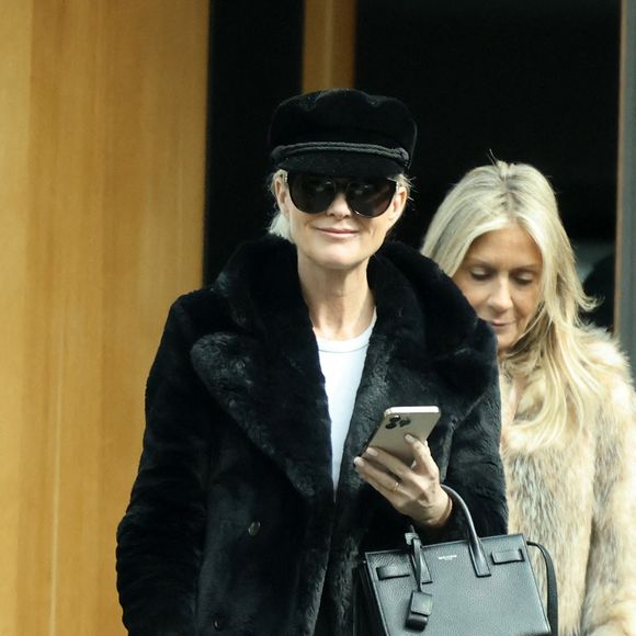 Exclusif - Laeticia Hallyday et son compagnon Jalil Lespert vont faire le marché au Farmer Market à Los Angeles avec une amie le 29 janvier 2023. Auparavant, Jalil est allé faire une séance de sport et prend un appel sur le chemin du retour. Il fume avec une vaporette rose bonbon. POUR INFOS VOIR VENDEUR