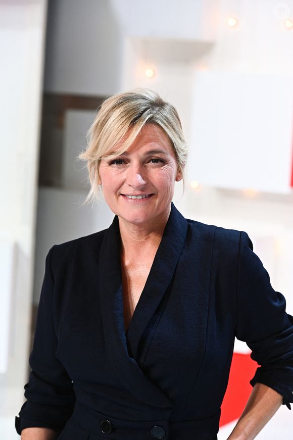 Elle a deux fils : Arthur et Vasco.

Exclusif - Anne-Elisabeth Lemoine - Enregistrement de l'émission "Vivement Dimanche", présentée par M.Drucker et diffusée le 19 novembre sur France 3, au Studio Gabriel à Paris © Guillaume Gaffiot / Bestimage