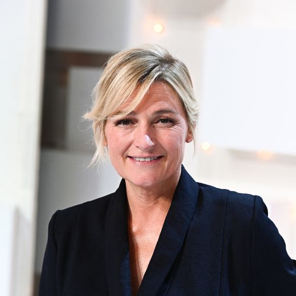 Elle a deux fils : Arthur et Vasco.

Exclusif - Anne-Elisabeth Lemoine - Enregistrement de l'émission "Vivement Dimanche", présentée par M.Drucker et diffusée le 19 novembre sur France 3, au Studio Gabriel à Paris © Guillaume Gaffiot / Bestimage