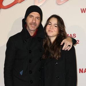 Lors de son concert à Forges-les-Eaux, Calogero a offert au public un instant suspendu en montant sur scène avec sa fille Nina. 

Calogero avec sa fille Nina - Avant-première mondiale du film "Napoléon" à la Salle Pleyel à Paris. © Coadic Guirec / Bestimage