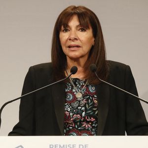 Critiquée de toutes parts, Anne Hidalgo sera un peu plus préserver l'an prochain puisqu'elle ne briguera pas de 3e mandat en 2026
Anne Hidalgo - Cérémonie d'attribution de la citoyenneté honoraire de la ville de Paris, à Paris le lundi 3 février 2025. La maire de Paris, Anne Hidalgo n'a pas tardé à soutenir le militant écologiste, suivi par les élus de la mairie, qui ont voté à l'unanimité pour décorer le militant écologiste et fondateur de Sea Shepher, plus de sept semaines après la libération du fondateur de Sea Shepherd, arrêté le 21 juillet 2024 par les autorités danoises. © Christophe Clovis/Bestimage