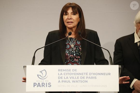 Critiquée de toutes parts, Anne Hidalgo sera un peu plus préserver l'an prochain puisqu'elle ne briguera pas de 3e mandat en 2026
Anne Hidalgo - Cérémonie d'attribution de la citoyenneté honoraire de la ville de Paris, à Paris le lundi 3 février 2025. La maire de Paris, Anne Hidalgo n'a pas tardé à soutenir le militant écologiste, suivi par les élus de la mairie, qui ont voté à l'unanimité pour décorer le militant écologiste et fondateur de Sea Shepher, plus de sept semaines après la libération du fondateur de Sea Shepherd, arrêté le 21 juillet 2024 par les autorités danoises. © Christophe Clovis/Bestimage