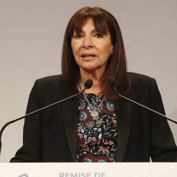 Critiquée de toutes parts, Anne Hidalgo sera un peu plus préserver l'an prochain puisqu'elle ne briguera pas de 3e mandat en 2026
Anne Hidalgo - Cérémonie d'attribution de la citoyenneté honoraire de la ville de Paris, à Paris le lundi 3 février 2025. La maire de Paris, Anne Hidalgo n'a pas tardé à soutenir le militant écologiste, suivi par les élus de la mairie, qui ont voté à l'unanimité pour décorer le militant écologiste et fondateur de Sea Shepher, plus de sept semaines après la libération du fondateur de Sea Shepherd, arrêté le 21 juillet 2024 par les autorités danoises. © Christophe Clovis/Bestimage
