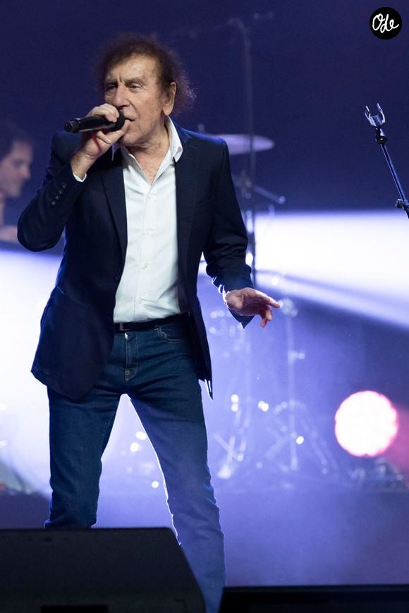 Paris n’est toutefois pas son seul point d’ancrage : il possède également une maison dans le Loir-et-Cher et une autre en Bretagne.

Alain Souchon sur scène lors de la soirée de gala de la Fondation Recherche Alzheimer- Paris 2026 à l'Olympia le 30 mars 2026. © Borde / Rindoff / Bestimage