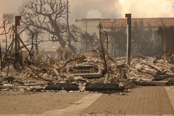 Les pompiers tentent de contrôler les incendies de Los Angeles.