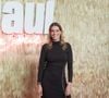 Particulièrement souriante et lumineuse, la jolie brune a pris la pose devant l'affiche de la série, vêtue d'une élégante robe noire ajustée à col montant et manches longues. 

Laury Thilleman - Avant-Première de "Paul, la série" au Grand Rex le 29 septembre 2026. © Anne-Sophie Guebey / Bestimage