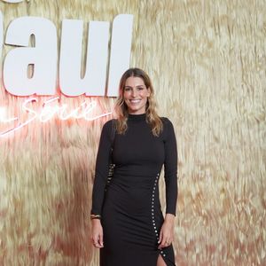Particulièrement souriante et lumineuse, la jolie brune a pris la pose devant l'affiche de la série, vêtue d'une élégante robe noire ajustée à col montant et manches longues. 

Laury Thilleman - Avant-Première de "Paul, la série" au Grand Rex le 29 septembre 2026. © Anne-Sophie Guebey / Bestimage
