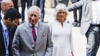 Pour ses 20 ans de mariage avec Charles, Camilla recycle sa tenue du jour J et on ne l’avait pas vu venir !