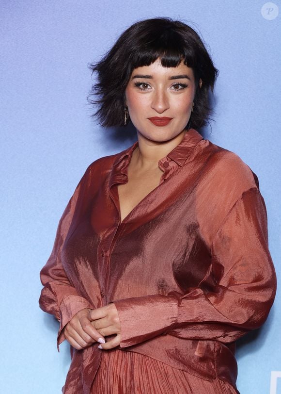 Il s'agit de Shirine Boutella, une jeune actrice âgée de 35 ans.

Shirine Boutella lors du Festival de la Fiction TV de la Rochelle, le 17 septembre 2025.

Photo : Denis Guignebourg / Bestimage