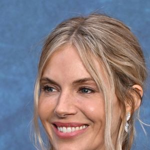 Sienna Miller assiste à l'avant-première mondiale de "War" le 16 septembre 2026 à Londres, en Angleterre. ©2026