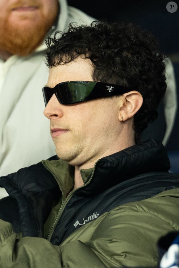 Finnegan Oldfield - Célébrités dans les tribunes du match de 8ème de finale aller de la Ligue Des Champions 2025-2026 (LDC) "PSG - Chelsea (5-2)" au Parc des Princes à Paris le 11 mars 2026. © Cyril Moreau/Bestimage