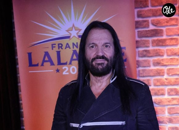 Francis Lalanne lance sa campagne électorale pour les présidentielles de 2027 lors d'un meeting organisé à Paris, au Théâtre Galabru le 22 août 2026.
© Guirec Coadic / Bestimage