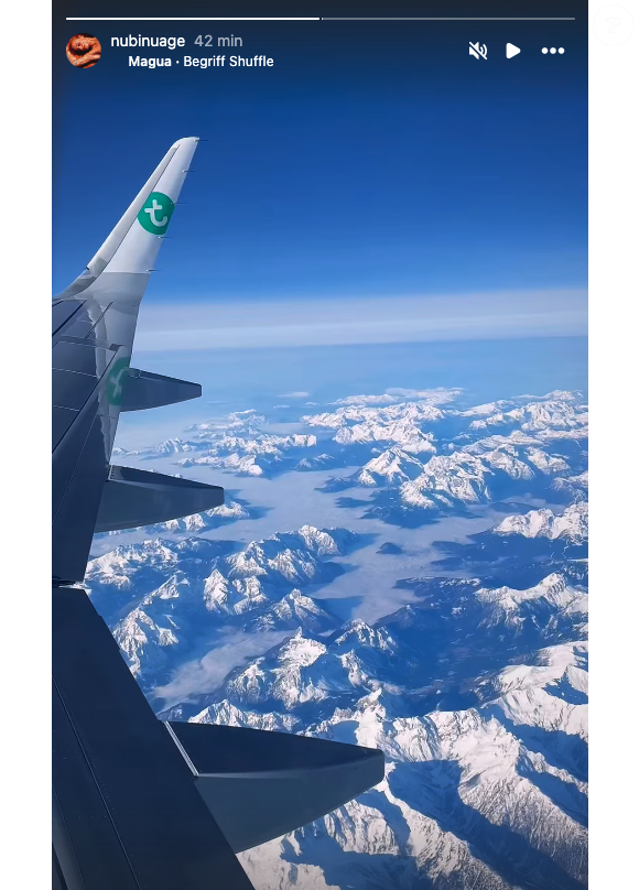 Sur une seconde story, on peut voir que Nubia a pris l’avion et on peut apercevoir des montagnes