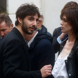Charlotte Gainsbourg et son fils Ben Attal lors de la cérémonie de dévoilement de la plaque "Maison des Illustres" de la Maison Gainsbourg à Paris, France, le 2 avril 2024. © Christophe Clovis/Bestimage