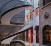 Cette adresse compte 55 pièces, quatre cages d'escalier, trois ascenseurs et plusieurs terrasses sur les toits.

La Maison Hermès.