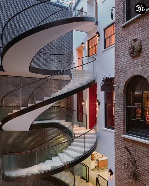 Cette adresse compte 55 pièces, quatre cages d'escalier, trois ascenseurs et plusieurs terrasses sur les toits.

La Maison Hermès.
