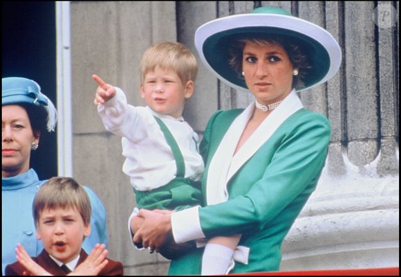 La tenue portée par Kate Middleton n’est également pas sans rappeler celle que portait la princesse Diana en 1988 pour la même occasion. Un autre bel hommage de la part de la princesse de Galles.

ARCHIVES - La princesse Lady Diana et les princes Harry et William assistent à la parade trooping the colour en 1988 © ALPHA AGENCY / BESTIMAGE