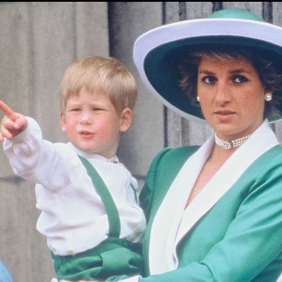 La tenue portée par Kate Middleton n’est également pas sans rappeler celle que portait la princesse Diana en 1988 pour la même occasion. Un autre bel hommage de la part de la princesse de Galles.

ARCHIVES - La princesse Lady Diana et les princes Harry et William assistent à la parade trooping the colour en 1988 © ALPHA AGENCY / BESTIMAGE
