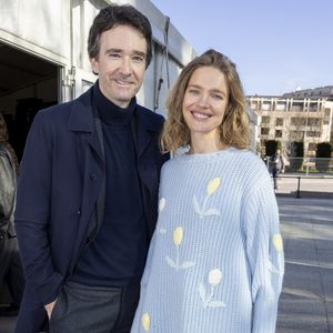 Sur les photos du jour J, la mariée portait une robe vintage crème et couture hommage à ses origines russes, et le marié un costume marine...
Natalia Vodianova et son mari Antoine Arnault au défilé de mode Femmes prêt-à-porter automne-hiver 2024/2025 "Stella McCartney" lors de la fashion week de Paris. Le 4 mars 2024. Crédit Olivier Borde / Bestimage