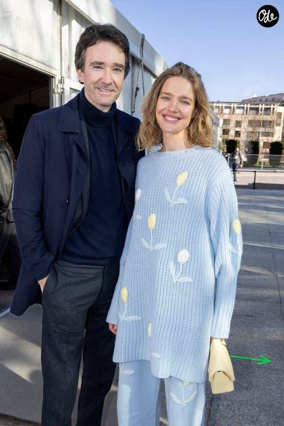 Sur les photos du jour J, la mariée portait une robe vintage crème et couture hommage à ses origines russes, et le marié un costume marine...

Natalia Vodianova et son mari Antoine Arnault au défilé de mode Femmes prêt-à-porter automne-hiver 2024/2025 "Stella McCartney" lors de la fashion week de Paris. Le 4 mars 2024. Crédit Olivier Borde / Bestimage
