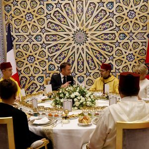 Le prince héritier du Maroc Moulay El Hassan (2-L), le président français Emmanuel Macron (C-L), le roi du Maroc Mohammed VI (C-R), l'épouse du président français Brigitte Macron et des membres de la famille royale assistent à un dîner d'État au palais royal de Rabat, le 29 octobre 2024, dans le cadre d'une visite d'État de trois jours du président français au Maroc. © Ludovic Marin/Pool/Bestimage