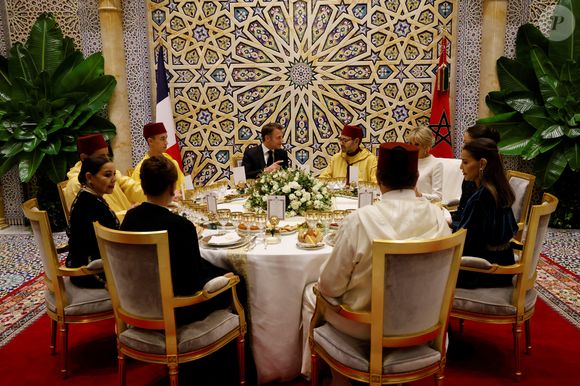 Le prince héritier du Maroc Moulay El Hassan (2-L), le président français Emmanuel Macron (C-L), le roi du Maroc Mohammed VI (C-R), l'épouse du président français Brigitte Macron et des membres de la famille royale assistent à un dîner d'État au palais royal de Rabat, le 29 octobre 2024, dans le cadre d'une visite d'État de trois jours du président français au Maroc. © Ludovic Marin/Pool/Bestimage