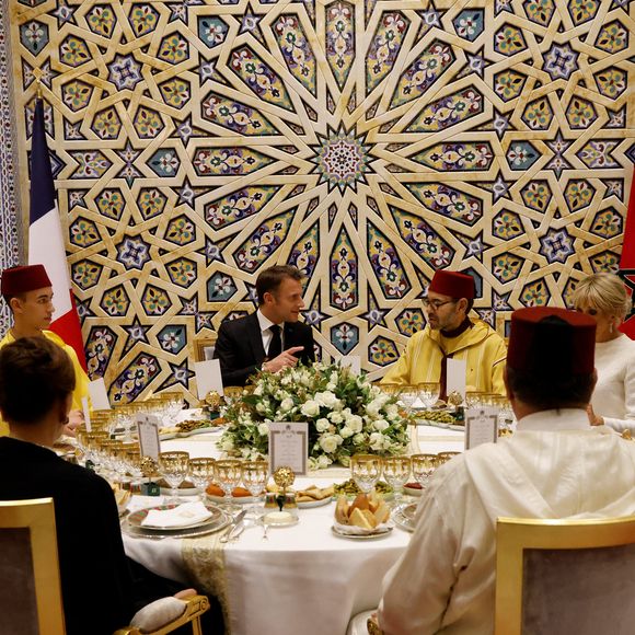 Le prince héritier du Maroc Moulay El Hassan (2-L), le président français Emmanuel Macron (C-L), le roi du Maroc Mohammed VI (C-R), l'épouse du président français Brigitte Macron et des membres de la famille royale assistent à un dîner d'État au palais royal de Rabat, le 29 octobre 2024, dans le cadre d'une visite d'État de trois jours du président français au Maroc. © Ludovic Marin/Pool/Bestimage