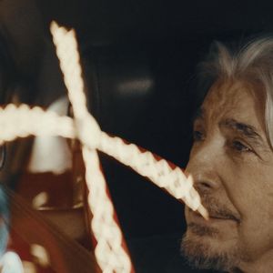 Serge Lama (parrain de la 1ère cérémonie des Victoires de la musique et Victoire d'honneur 2023)  - Tournage secret dans Paris pour la promotion des victoires de la musique 2025 (40 ans). Serge Lama et Cyril Féraud dans un citroën DS roulent dans la capitale pour découvrir les salles ou se sont déroulées les victoires de la musique depuis 40 ans avec au commencement le Moulin-Rouge vient ensuite le Zénith de Paris, le Palais des congrès de Paris, l'Olympia et enfin La Seine musicale. © Victoires de la musique 2025 via Bestimage