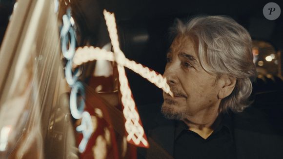 Serge Lama (parrain de la 1ère cérémonie des Victoires de la musique et Victoire d'honneur 2023)  - Tournage secret dans Paris pour la promotion des victoires de la musique 2025 (40 ans). Serge Lama et Cyril Féraud dans un citroën DS roulent dans la capitale pour découvrir les salles ou se sont déroulées les victoires de la musique depuis 40 ans avec au commencement le Moulin-Rouge vient ensuite le Zénith de Paris, le Palais des congrès de Paris, l'Olympia et enfin La Seine musicale. © Victoires de la musique 2025 via Bestimage