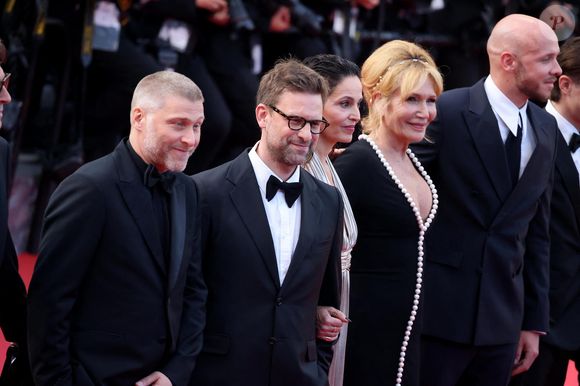 Il a posé avec les membres du film comme Anne Charrier et Clémentine Célarié

Nicolas Mathieu, Anne Charrier, Clémentine Célarié - Montée des marches du film « The history of sound » lors du 78ème Festival International du Film de Cannes, au Palais des Festivals à Cannes. Le 21 mai 2025
© Jacovides-Moreau / Bestimage