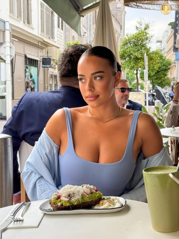 Face à ces rumeurs, la jeune femme est sortie du silence.

Clémence, agent immobilier de luxe, sur Instagram