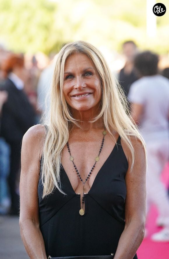 Ce changement de look met particulièrement en valeur ses yeux clairs et son teint lumineux.

Astrid Veillon - Festival Les Hérault du Cinéma et de la Télévision 2026 au Cap d'Agde le 18 juin 2026. © Anne-Sophie Guebey/Bestimage