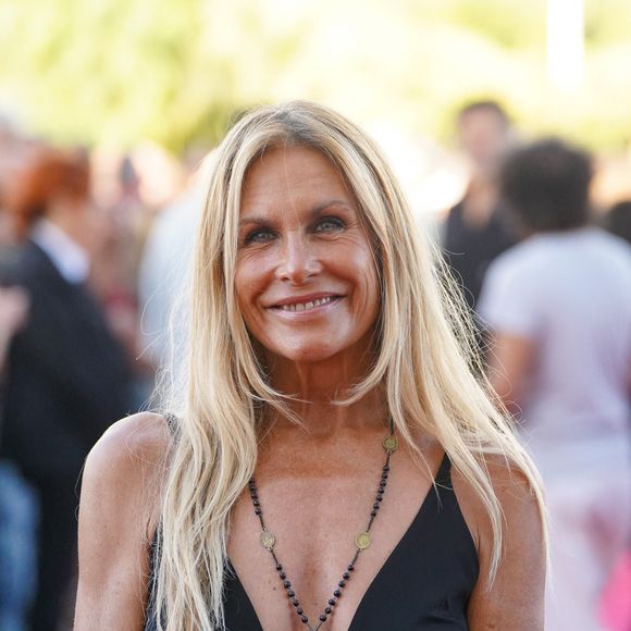 Ce changement de look met particulièrement en valeur ses yeux clairs et son teint lumineux.

Astrid Veillon - Festival Les Hérault du Cinéma et de la Télévision 2026 au Cap d'Agde le 18 juin 2026. © Anne-Sophie Guebey/Bestimage