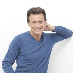 Passionné par les senteurs locales, il décrit avec émotion son attachement au jasmin et à la lavande, symboles de la région.

Exclusif - Vincent Perrot - Enregistrement de l'émission "Les grands du rire", présentée par K.Chéryl et B.Montiel, diffusée le 26 octobre sur C8
© Jack Tribeca / Bestimage
