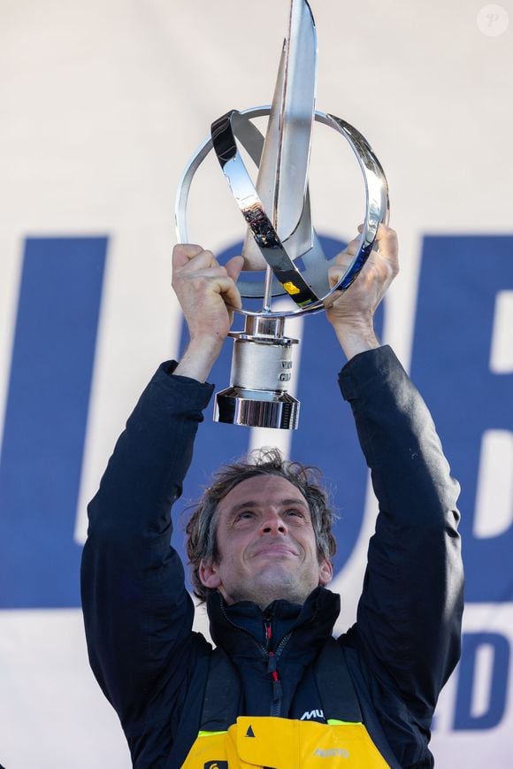Le skipper de Macif Charlie Dalin remporte la dixième édition du tour du monde en solitaire Vendée Globe en pulvérisant le record de l’épreuve en 64 jours, 19 heures 22 minutes et 49 secondes aux Sables-d'Olonne, France, le 14 janvier 2025. © Alexis Courcoux/Psnewz/Bestimage