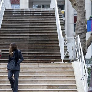 Lou Doillon et Charlotte Gainsbourg lors de l'inauguration de la passerelle Jane Birkin devant les 41-43 quai de Valmy à Paris le 13 décembre 2025.

© Cyril Moreau / Bestimage