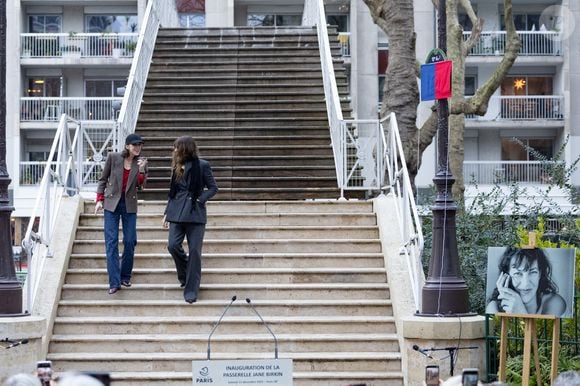Lou Doillon et Charlotte Gainsbourg lors de l'inauguration de la passerelle Jane Birkin devant les 41-43 quai de Valmy à Paris le 13 décembre 2025.

© Cyril Moreau / Bestimage