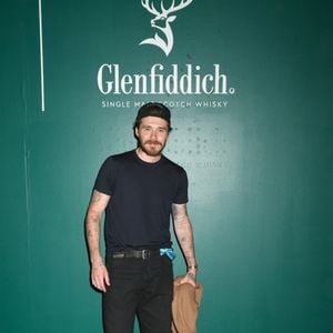 Sur les rumeurs de mésentente avec sa famille, Brooklyn Beckham avait répondu vaguement en septembre dernier et assurait ne pas se tracasser avec les bruits de couloirs. "Elle et moi, on fait juste nos trucs, on fait profil bas et on travaille. Et nous sommes heureux", avait-il déclaré

Brooklyn Beckham - Des célébrités ont assisté au lancement du whisky Glenfiddich X Aston Martin Formula One Team Limited Edition 16-Year-Old à New York. @Backgrid USA / Bestimage



Sur la photo : Brooklyn Beckham