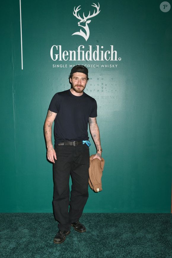 Sur les rumeurs de mésentente avec sa famille, Brooklyn Beckham avait répondu vaguement en septembre dernier et assurait ne pas se tracasser avec les bruits de couloirs. "Elle et moi, on fait juste nos trucs, on fait profil bas et on travaille. Et nous sommes heureux", avait-il déclaré

Brooklyn Beckham - Des célébrités ont assisté au lancement du whisky Glenfiddich X Aston Martin Formula One Team Limited Edition 16-Year-Old à New York. @Backgrid USA / Bestimage



Sur la photo : Brooklyn Beckham