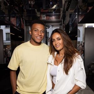 Les trois ont ensuite poursuivi leur journée shopping dans les boutiques Jacquemus et Dior, avenue Montaigne.

Kylian Mbappé et Ester Exposito ont pris la pose dans la boutique de Valérie Messika. Capture d'écran Instagram