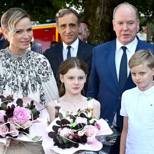 Le prince Albert II de Monaco, la princesse Charlène de Monaco, le prince Jacques de Monaco, marquis des Baux, et la princesse Gabriella de Monaco, comtesse de Carladès, ont été accueillis à Mur-de-Barrez en Aveyron par M. Pierre Ignace, le maire de la commune et membre de la délégation officielle française lors de la récente visite d’État à Monaco, le 9 juillet 2025.

© Bruno Bebert/Bestimage