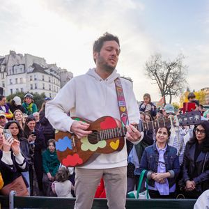Le chanteur Vianney a improvisé un concert sur le parvis de Notre-Dame de Paris le 8 avril 2025.

© Jack Bussat / Bestimage