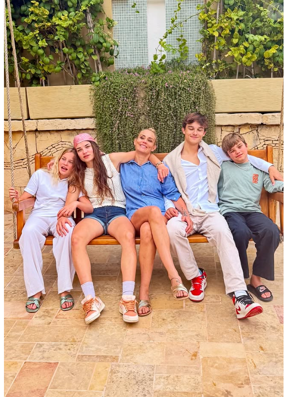 Ils sont les parents de quatre enfants, deux paires de jumeaux : Jules et Rose (18 ans) ainsi que Léonard et Joséphine (12 ans).

Elodie Gossuin et Bertrand Lacherie parents de deux paires de jumeaux : Rose et Jules ainsi que Joséphine et Léonard.