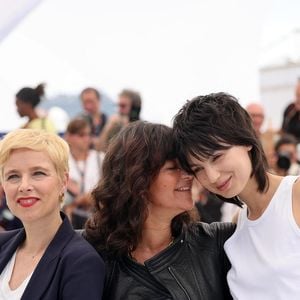 Clémentine Autain, Romane Bohringer, Eve Yelmani au photocall de "Dites-lui que je l'aime" (Séance spéciale) lors du 78ème Festival International du Film de Cannes, le 19 mai 2025. © Jacovides / Moreau / Bestimage