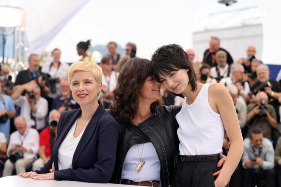 Clémentine Autain, Romane Bohringer, Eve Yelmani au photocall de "Dites-lui que je l'aime" (Séance spéciale) lors du 78ème Festival International du Film de Cannes, le 19 mai 2025. © Jacovides / Moreau / Bestimage