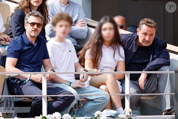 Guillaume Canet, son fils Marcel, Gilles Lellouche et sa fille en tribunes lors de la finale messieurs des Internationaux de France de Tennis de Roland Garros 2025 (jour 15), à Paris, France, le 8 juin 2025. © Cyril Moreau/Bestimage