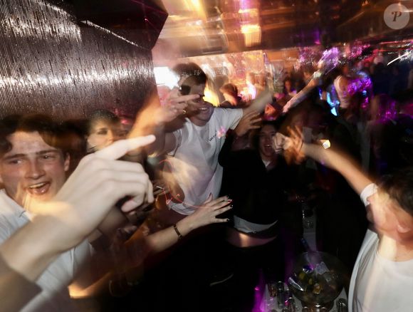 J.Roch a reçu ses amis pour fêter la fermeture de son célèbre club privé, "VIP Room" à Saint-Tropez, après 29 ans d'existence, le 5 avril 2026. Après un dernier week-end de fête, du 3 au 5 avril 2026, le célèbre établissement sera remplacé par le "Lilly's Club".
© Luc Boutria / Nice Matin / Bestimage