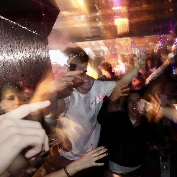 J.Roch a reçu ses amis pour fêter la fermeture de son célèbre club privé, "VIP Room" à Saint-Tropez, après 29 ans d'existence, le 5 avril 2026. Après un dernier week-end de fête, du 3 au 5 avril 2026, le célèbre établissement sera remplacé par le "Lilly's Club".
© Luc Boutria / Nice Matin / Bestimage