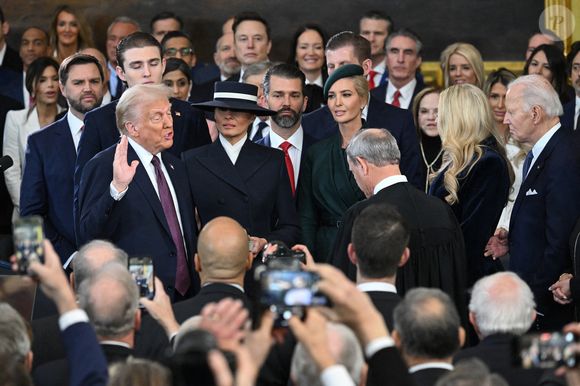 Le président Donald Trump prête serment en tant que 47e président des États-Unis dans la rotonde du Capitole à Washington, DC, le lundi 20 janvier 2025. Le président de la Cour suprême, John Roberts, fait prêter serment à l'épouse de Donald Trump, Melania Trump, qui tient la bible.   Photo de pool par Saul Loeb/UPI/ABACAPRESS.COM